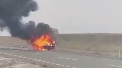 Diyarbakır'da seyir halindeki otomobil alev topuna döndü