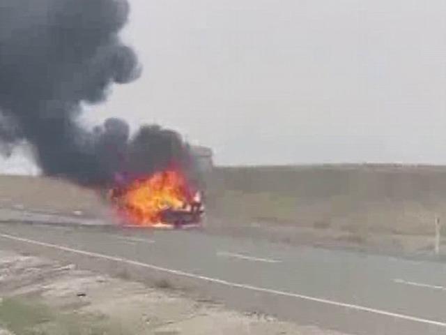 Diyarbakır'da seyir halindeki otomobil alev topuna döndü