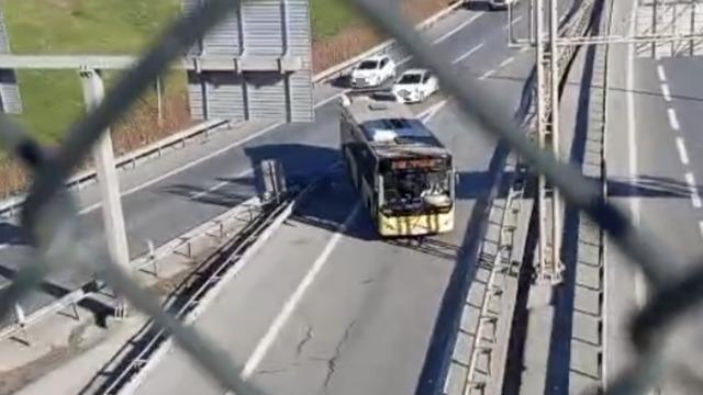 Sultangazi'de yanlış yola giren İETT otobüsü trafiği tehlikeye attı, o anlar kamerada