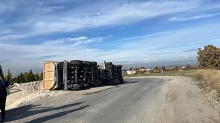 Uşak’ta tır yan yattı: 1 yaralı