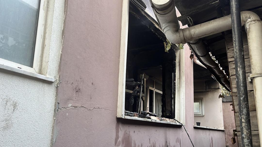 İşçilerin kaldığı binayı ateşe verdi: Çarşaflarla camdan böyle kurtuldular! 5