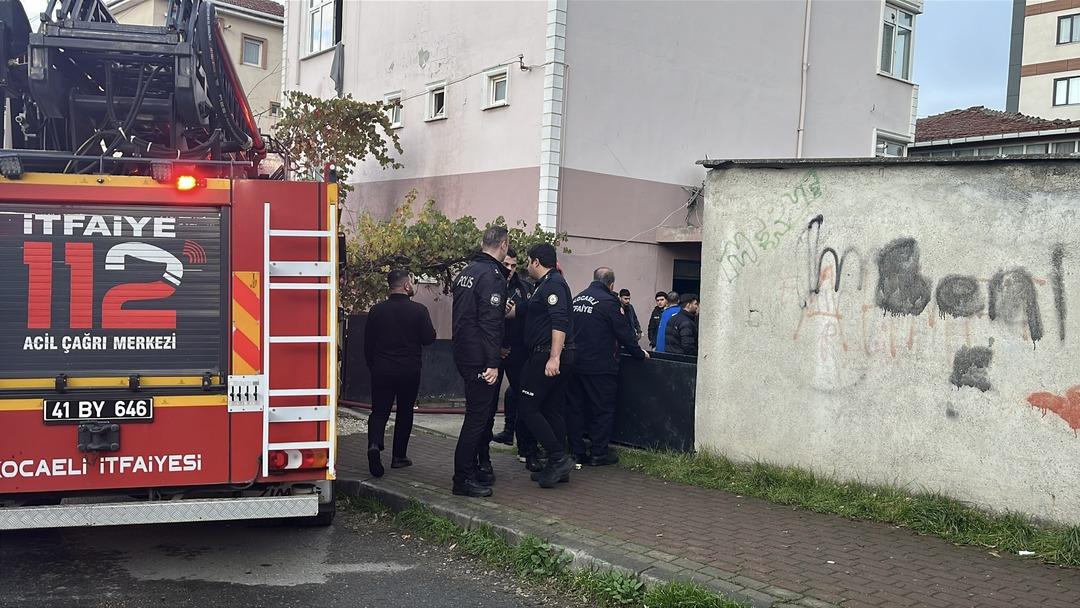 İşçilerin kaldığı binayı ateşe verdi: Çarşaflarla camdan böyle kurtuldular! 4