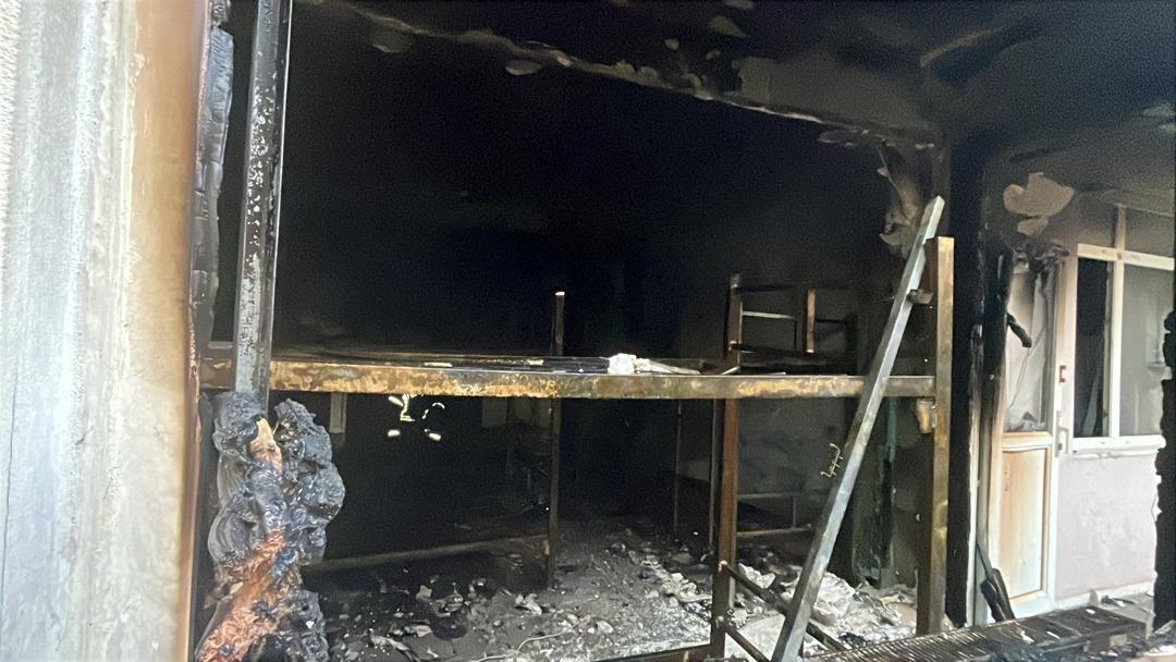 İşçilerin kaldığı binayı ateşe verdi: Çarşaflarla camdan böyle kurtuldular! 1