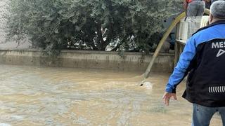 Olayın adresi Mersin! Su borusu patladı: Site bahçeleri suya gömüldü