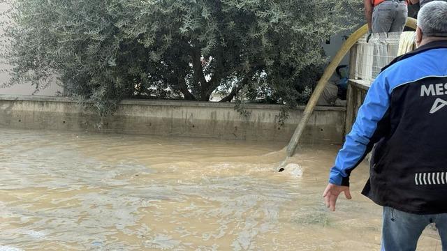 Olayın adresi Mersin! Su borusu patladı: Site bahçeleri suya gömüldü