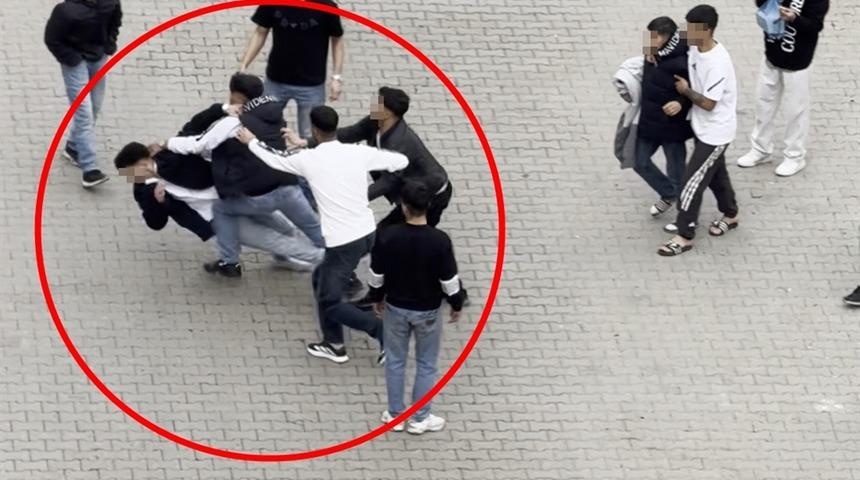 Siirt’te iki grup arasında çıkan tekmeli ve yumruklu kavgada kamerada: 3 yaralı