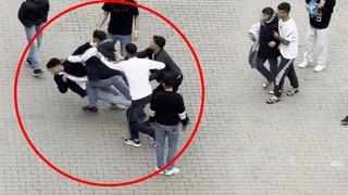 Siirt’te iki grup arasında çıkan tekmeli ve yumruklu kavgada kamerada: 3 yaralı