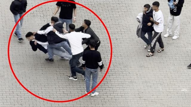 Siirt’te iki grup arasında çıkan tekmeli ve yumruklu kavgada kamerada: 3 yaralı