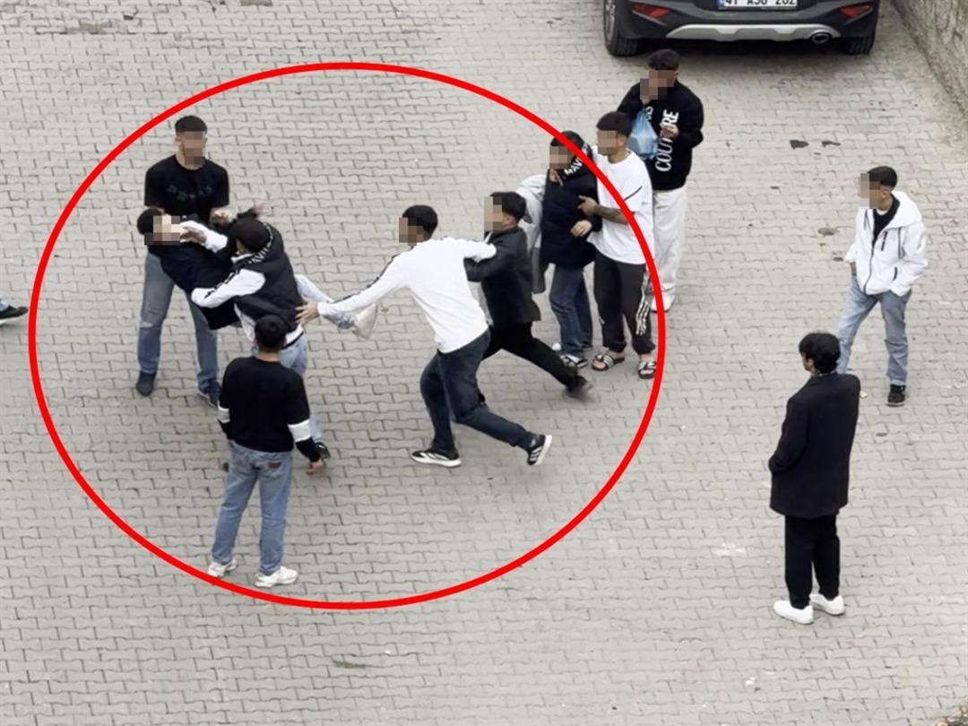 Siirt’te iki grup arasında çıkan tekmeli ve yumruklu kavgada kamerada: 3 yaralı 1