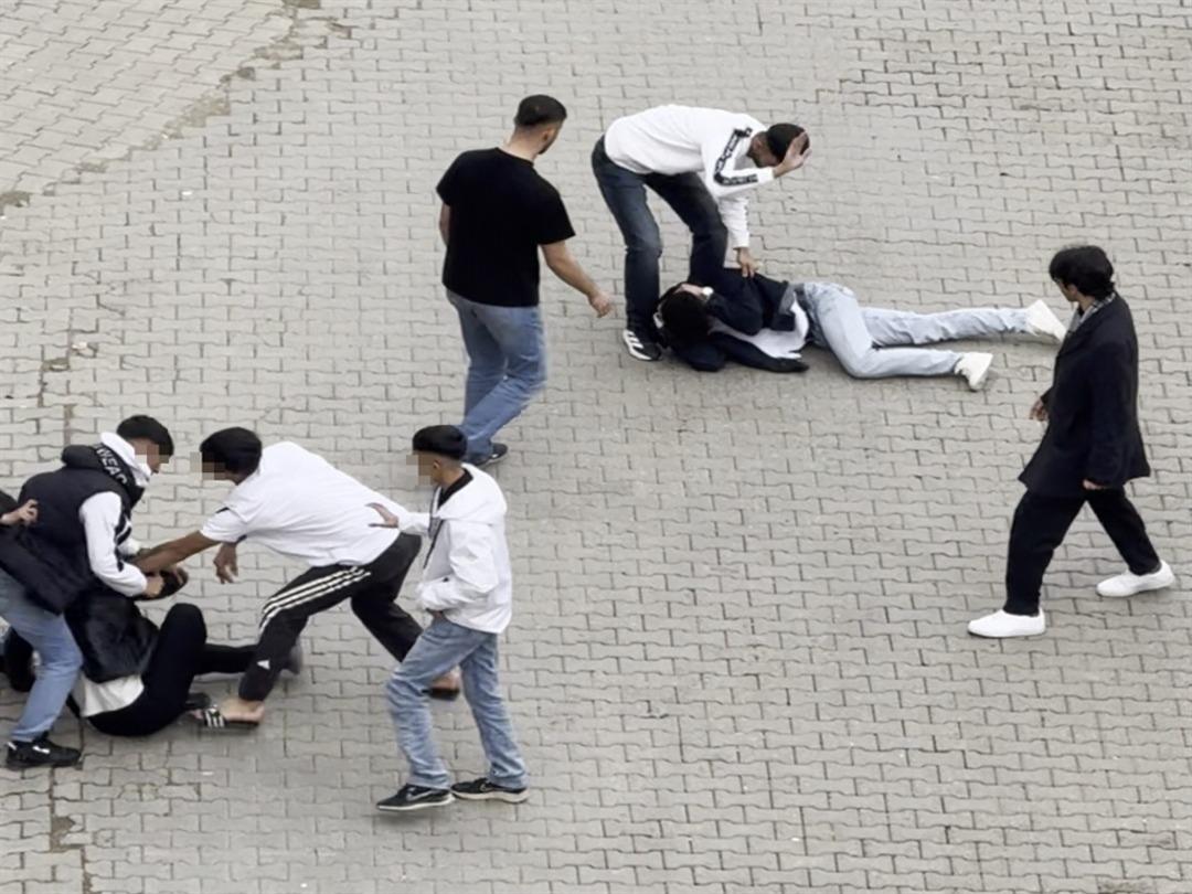 Siirt’te iki grup arasında çıkan tekmeli ve yumruklu kavgada kamerada: 3 yaralı 2