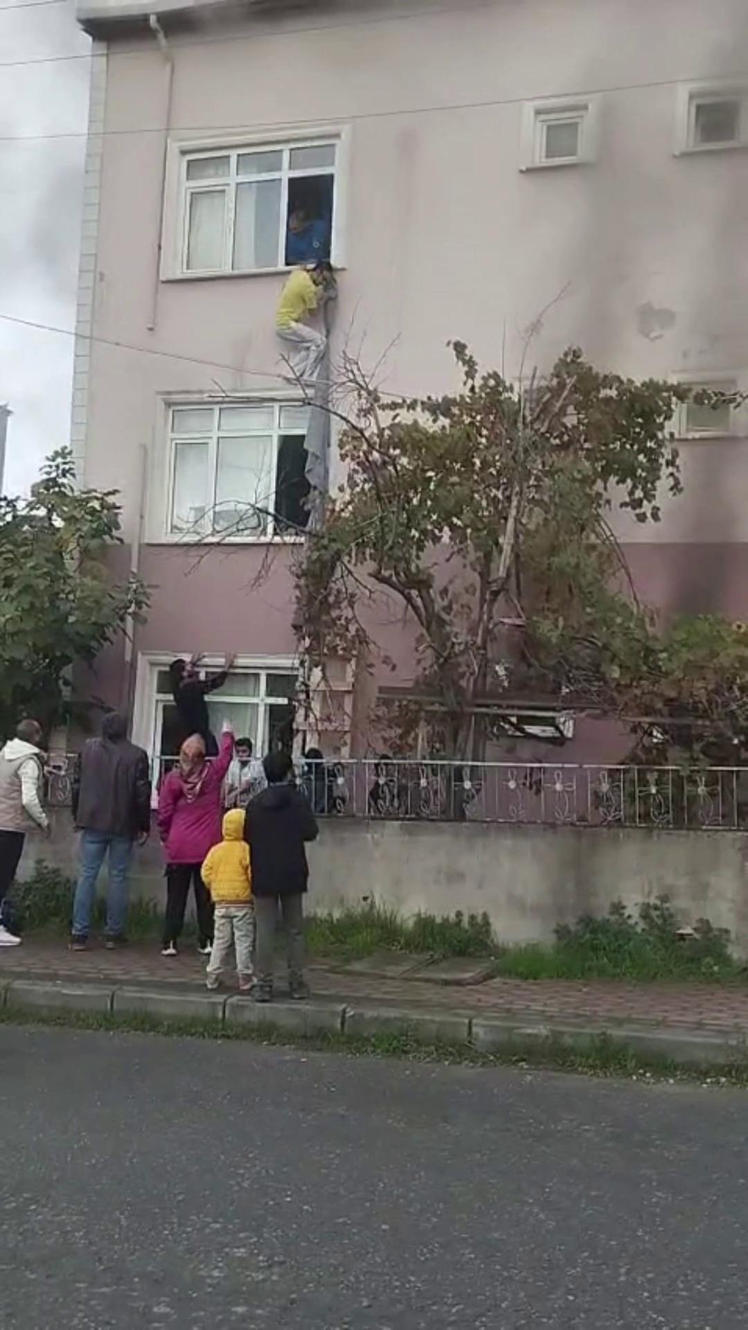 İşçilerin kaldığı binayı ateşe verdi: Çarşaflarla camdan böyle kurtuldular! 3