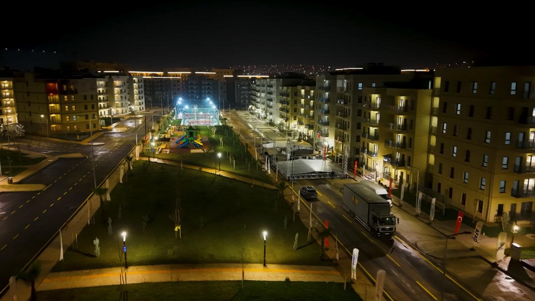 Bakan Kurum  Küllerinden doğan Hatay  sözleriyle paylaştı: "Yıkımın  merkeziydi  artık asrın inşasının sembolü" 1