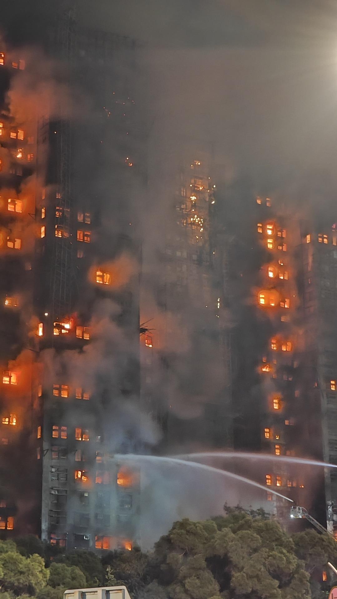 Hong Kong da gökdelenlerde yangın felaketi! Can kaybı 36 ya yükseldi, 279 kişi kayıp 3