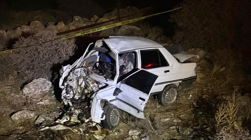 Otomobil kayalıklara &ccedil;arptı: 1 &ouml;l&uuml;, 1 yaralı