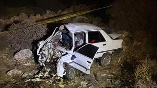 Otomobil kayalıklara çarptı: 1 ölü, 1 yaralı