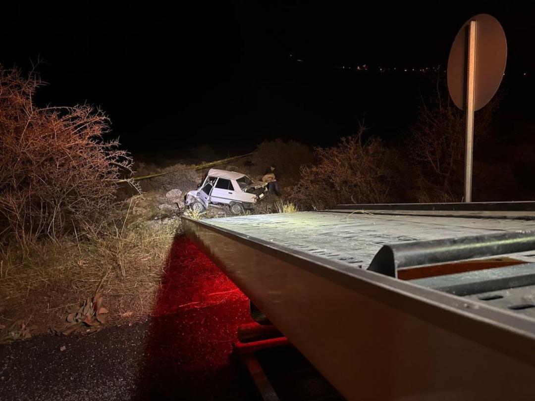 Otomobil kayalıklara &ccedil;arptı: 1 &ouml;l&uuml;, 1 yaralı 1