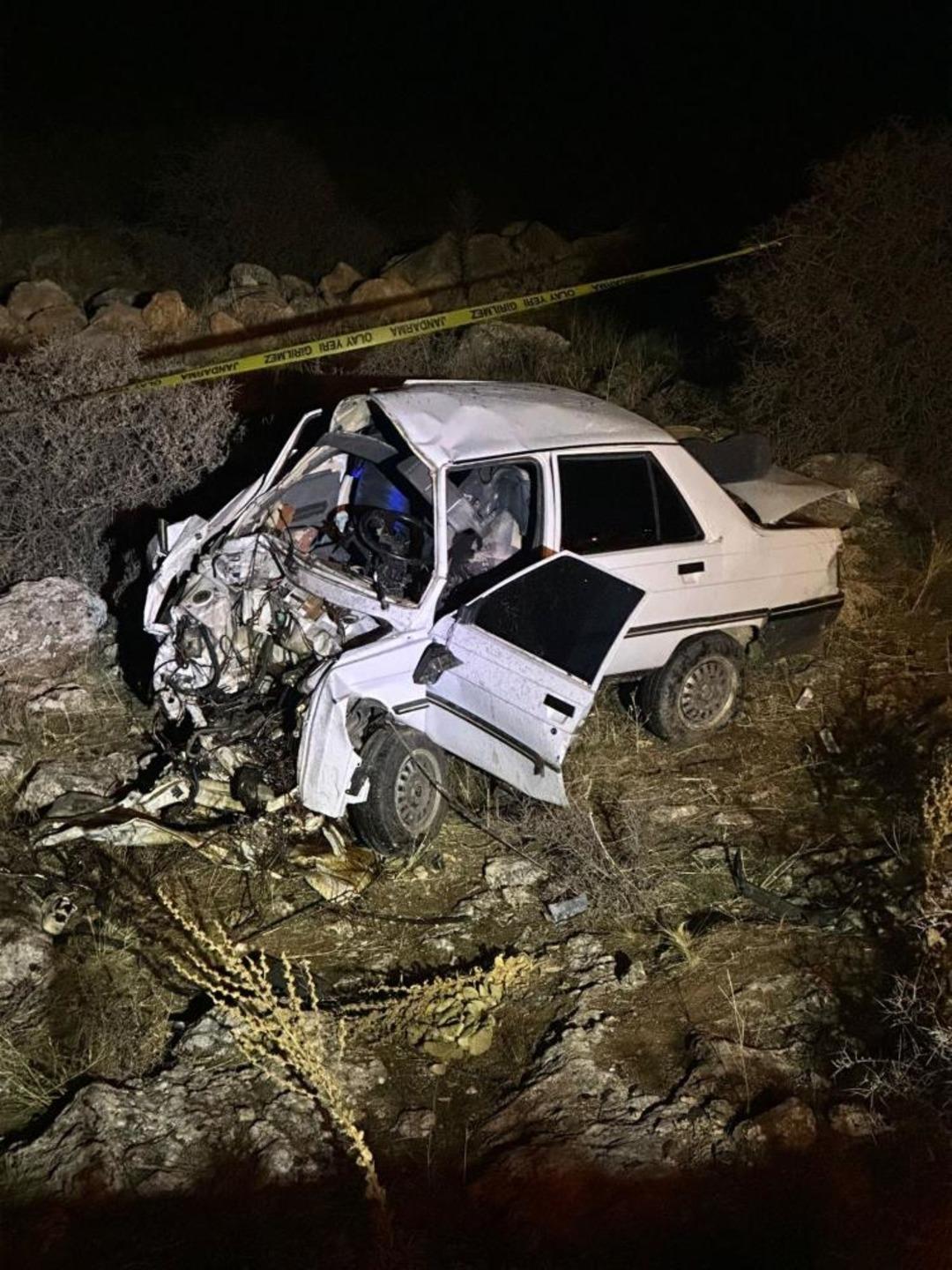 Otomobil kayalıklara &ccedil;arptı: 1 &ouml;l&uuml;, 1 yaralı 2