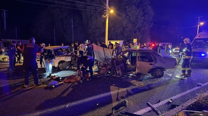 İki ara&ccedil; kafa kafaya &ccedil;arpıştı: 2'si ağır 3 yaralı