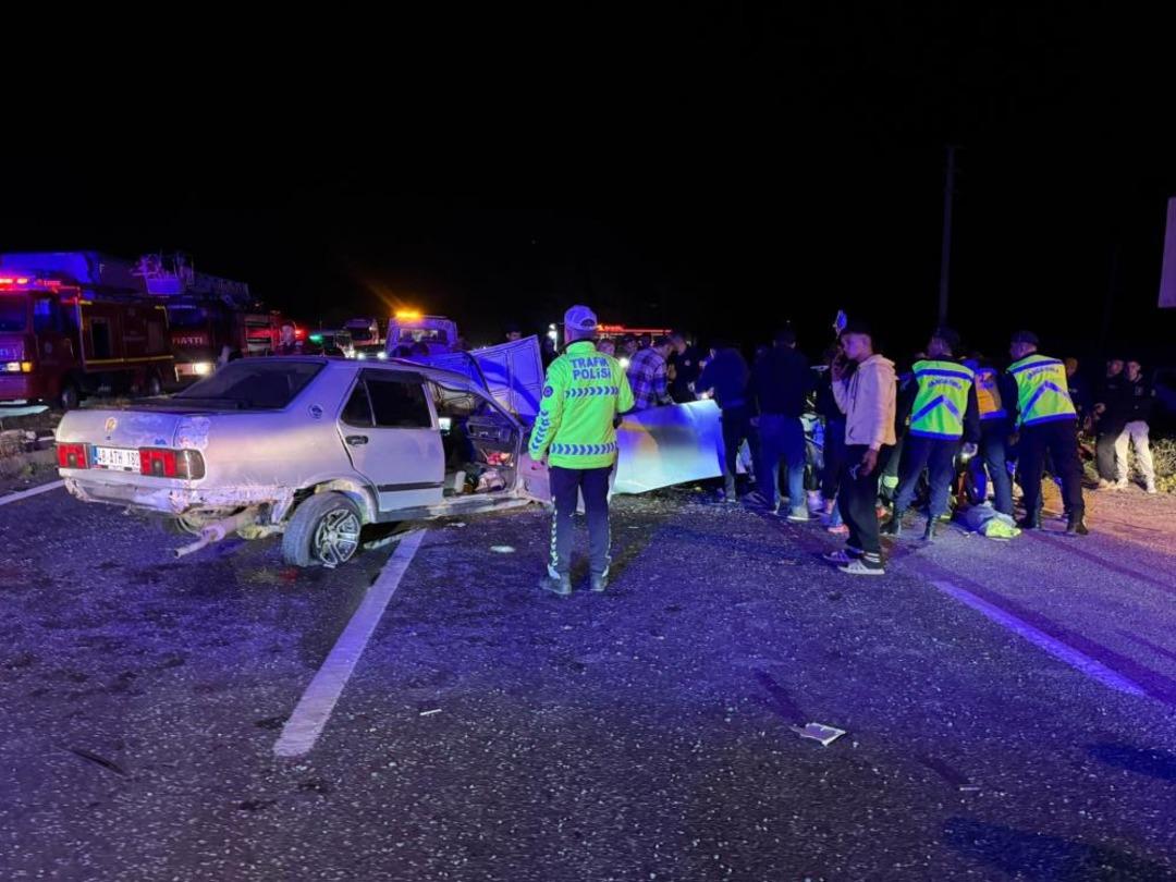 İki araç kafa kafaya çarpıştı: 2 si ağır 3 yaralı 1