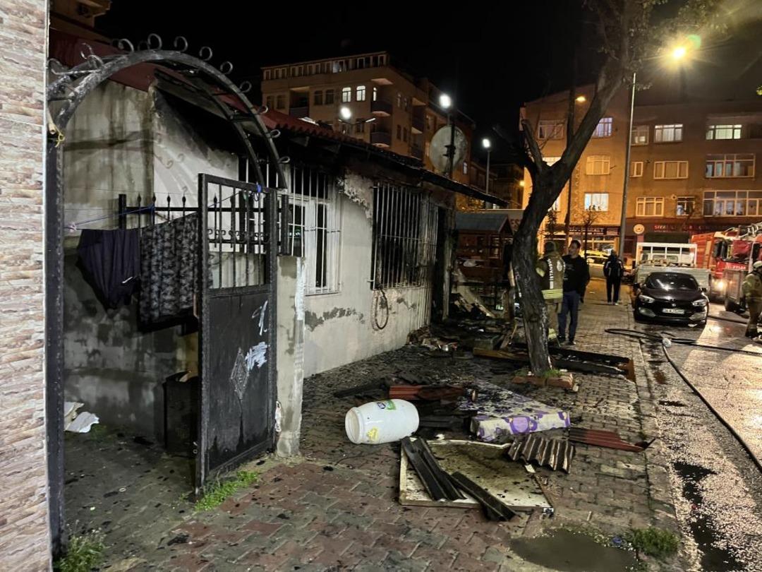 Bağcılar’da gecekondu yangını: Anne ve 4 çocuğu dumandan etkilendi 1