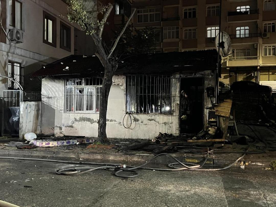 Bağcılar’da gecekondu yangını: Anne ve 4 çocuğu dumandan etkilendi 2