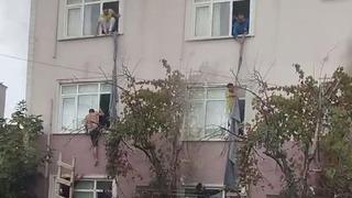 İşçilerin kaldığı binayı ateşe verdi: Çarşaflarla camdan böyle kurtuldular!