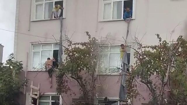 İşçilerin kaldığı binayı ateşe verdi: Çarşaflarla camdan böyle kurtuldular!