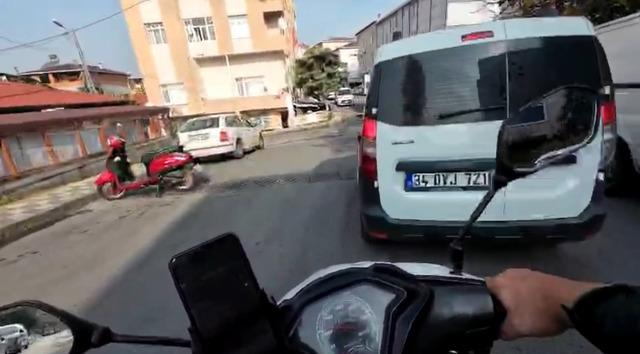 İstanbul da trafik magandaları yine yaptı yapacağını! Araçtan elinde keserle inip bakın ne yaptı 3