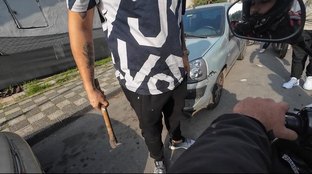 İstanbul da trafik magandaları yine yaptı yapacağını! Araçtan elinde keserle inip bakın ne yaptı 1