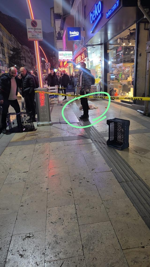 Kaşla göz arasında dehşet! Gözü dönmüş caninin kaldırımdaki kadına yaptığı tüyler ürpertti 8