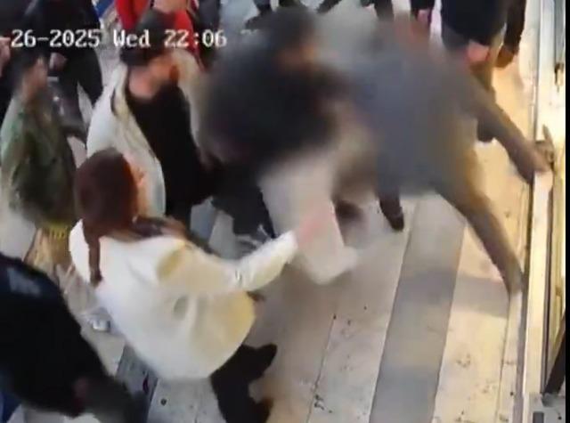 Kaşla göz arasında dehşet! Gözü dönmüş caninin kaldırımdaki kadına yaptığı tüyler ürpertti 7