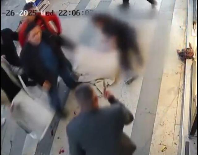 Kaşla göz arasında dehşet! Gözü dönmüş caninin kaldırımdaki kadına yaptığı tüyler ürpertti 5