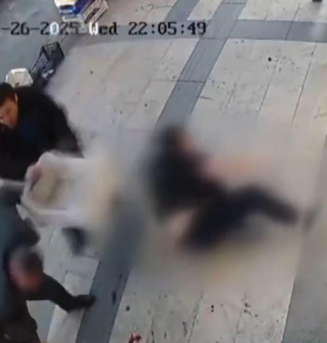 Kaşla göz arasında dehşet! Gözü dönmüş caninin kaldırımdaki kadına yaptığı tüyler ürpertti 2