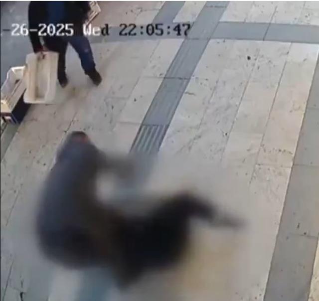 Kaşla göz arasında dehşet! Gözü dönmüş caninin kaldırımdaki kadına yaptığı tüyler ürpertti 1
