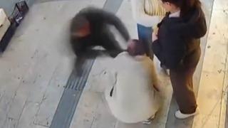 Kaşla göz arasında dehşet! Gözü dönmüş caninin kaldırımdaki kadına yaptığı tüyler ürpertti
