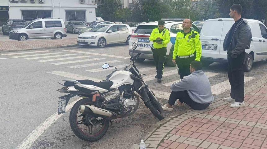 Otomobille &ccedil;arpışan motosikletli tedaviyi kabul etmedi
