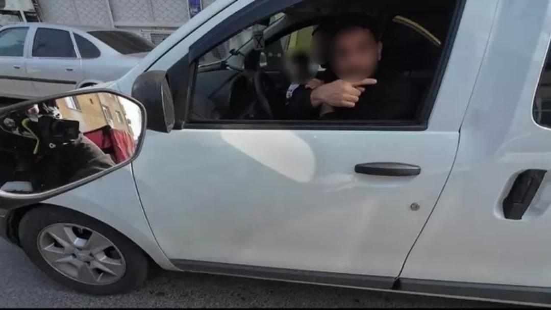 İstanbul da trafik magandaları yine yaptı yapacağını! Araçtan elinde keserle inip bakın ne yaptı 4