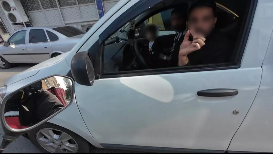 İstanbul da trafik magandaları yine yaptı yapacağını! Araçtan elinde keserle inip bakın ne yaptı 5