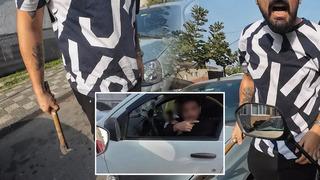 İstanbul'da trafik magandaları yine yaptı yapacağını! Araçtan elinde keserle inip bakın ne yaptı