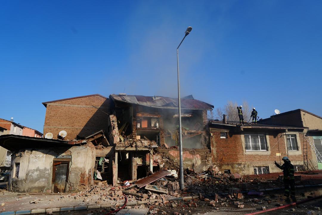 Erzurum da korkunç doğal gaz patlaması! 2 ev yıkıldı 1
