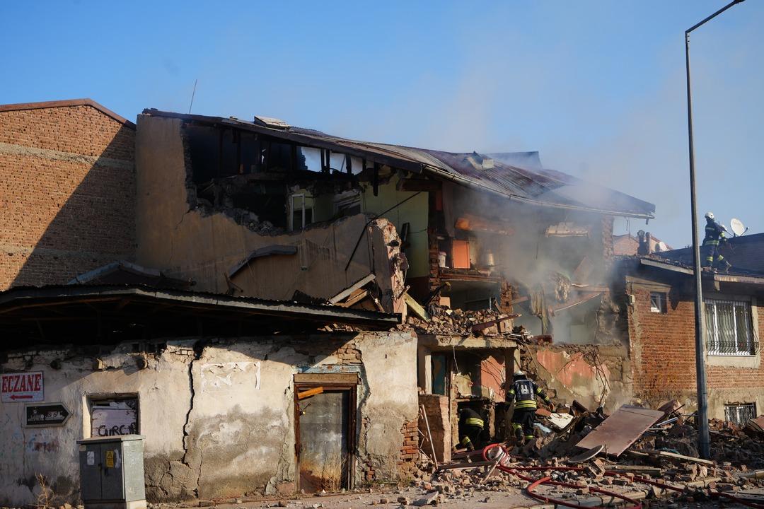 Erzurum da korkunç doğal gaz patlaması! 2 ev yıkıldı 2