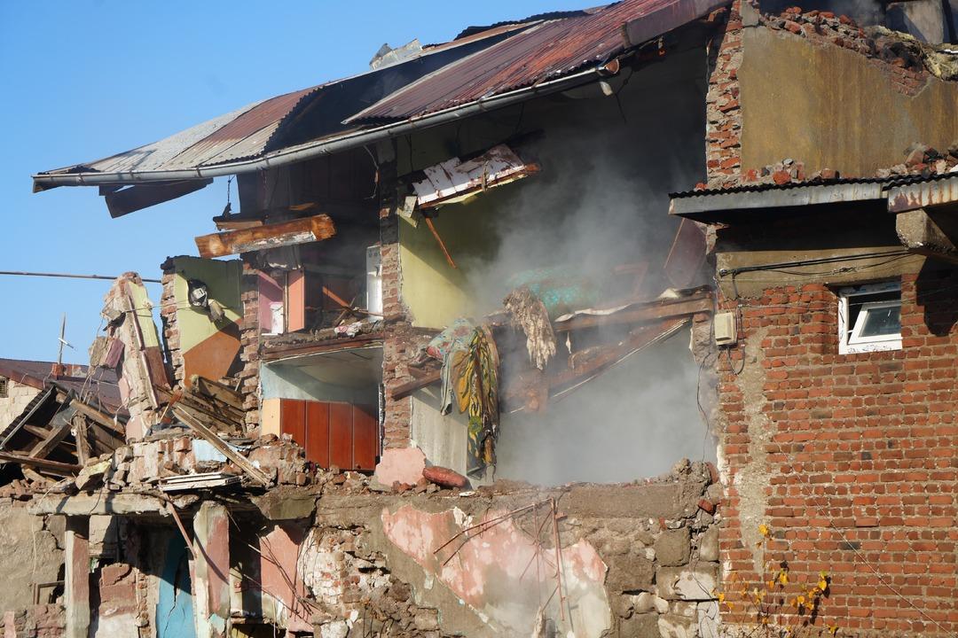 Erzurum da korkunç doğal gaz patlaması! 2 ev yıkıldı 4
