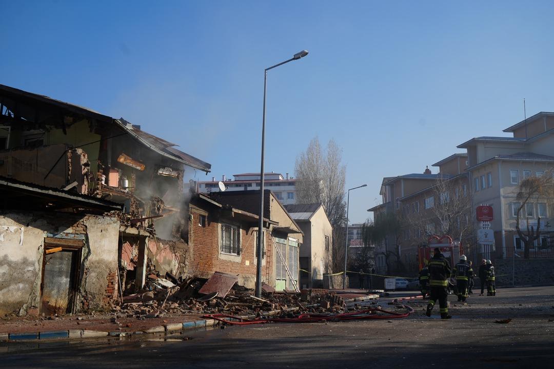 Erzurum da korkunç doğal gaz patlaması! 2 ev yıkıldı 5