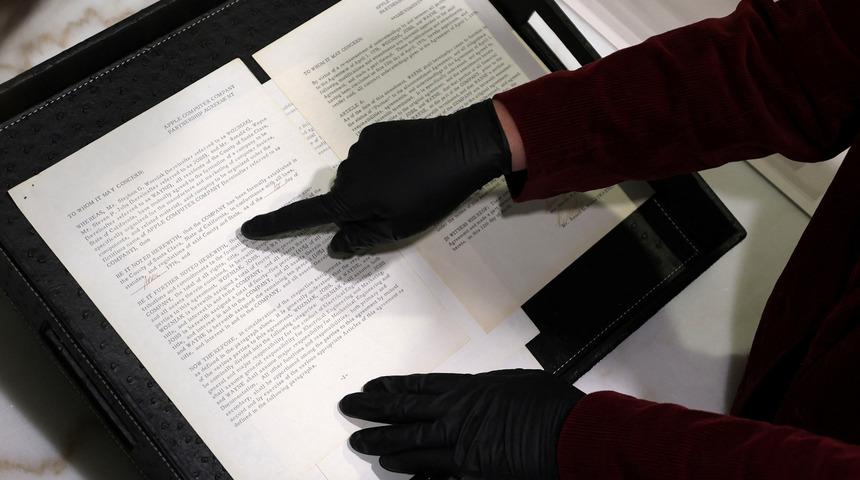 Apple'ın kuruluş belgesi a&ccedil;ık artırmaya &ccedil;ıkıyor: Değeri dudak u&ccedil;uklatacak