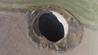 Bu kez de Sivas'ta ortaya çıktı! Birdenbire oluşan obruk köylüleri korkuttu