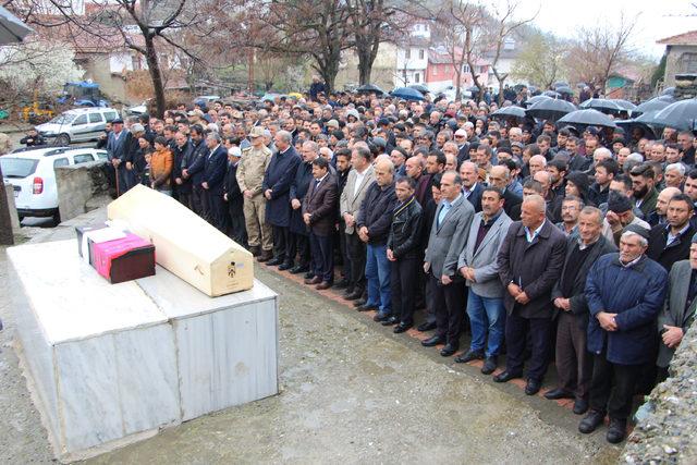 Çorum'daki otobüs kazasında ölen minik Betül ve annesi toprağa verildi