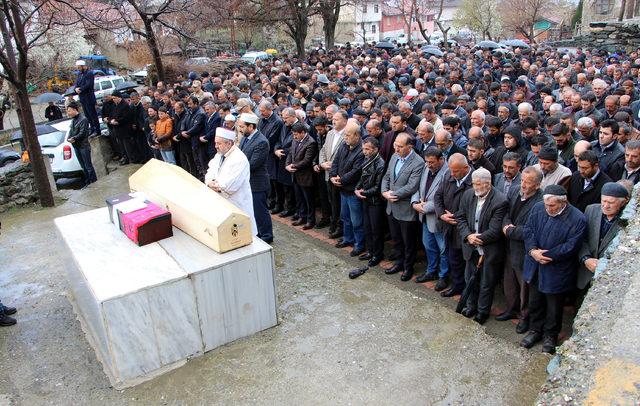 Çorum'daki otobüs kazasında ölen minik Betül ve annesi toprağa verildi