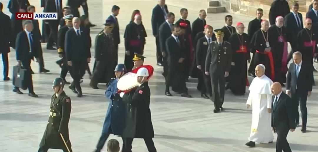 Ankara da  Papa  hareketliliği: Tarihi ziyarette ilk durak Anıtkabir! 2