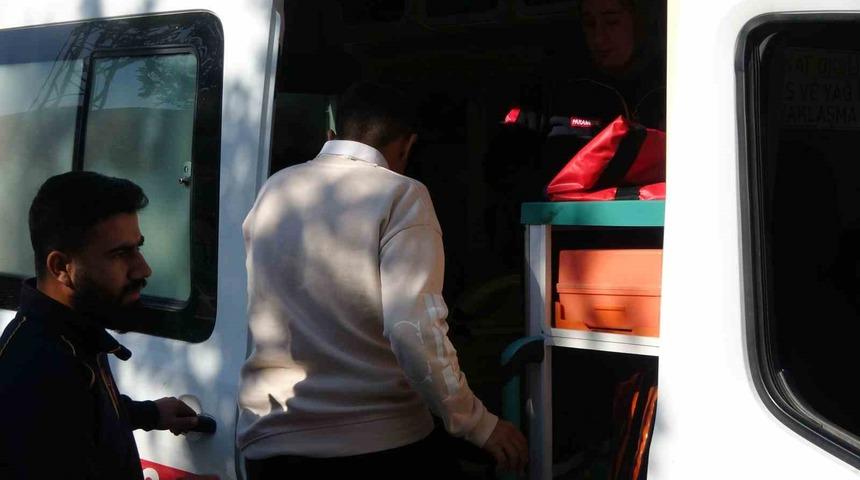 Bı&ccedil;aklı şahıs sokakta karşılaştığı 2 &ccedil;ocuğu yaraladı