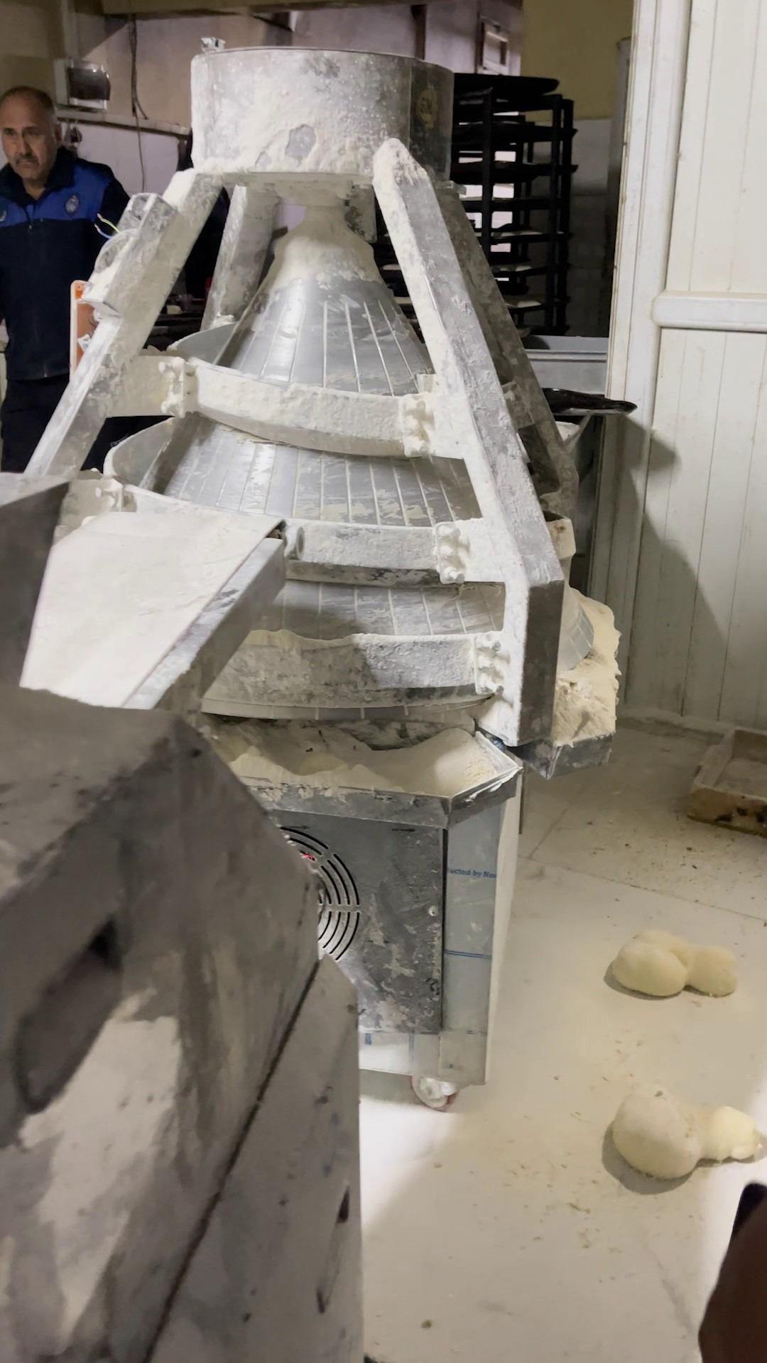 Fırın denetiminde mide bulandıran g&ouml;r&uuml;nt&uuml;ler: Zabıta ekipleri şaşkına d&ouml;nd&uuml;! 2